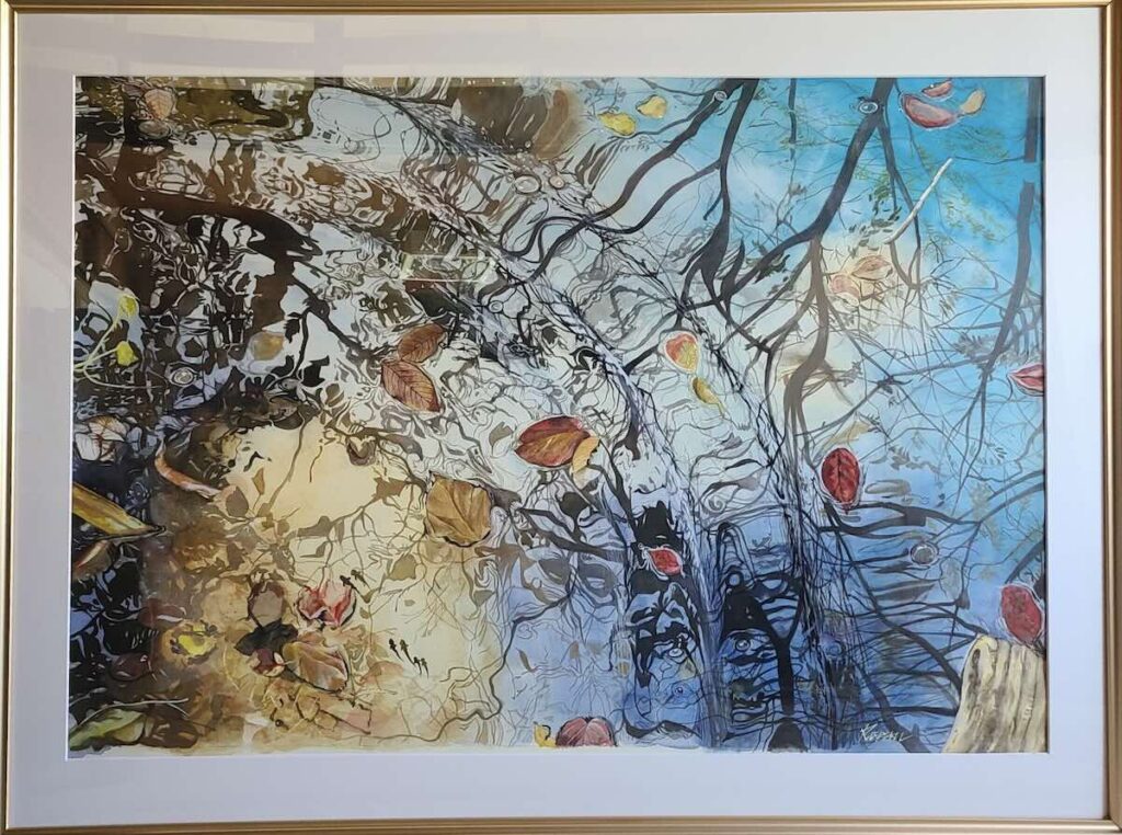 水面の波紋や枝、落ち葉とメダカを描いた水彩画「波紋の中で遊ぶメダカの家族」