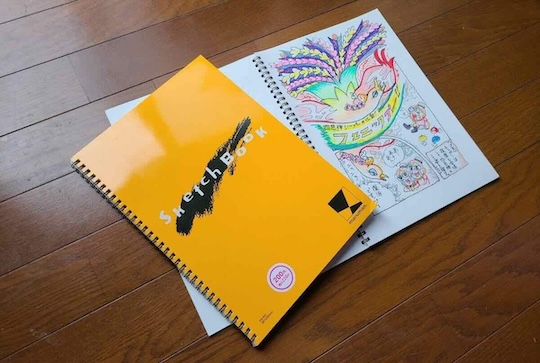 水彩紙　スパイラル金具で閉じられているスケッチブック　外観