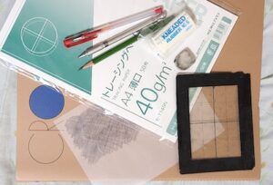 花の絵を描くために必要な下描き用の道具一覧図。鉛筆、シャープペン、赤ボールペン、練り消しゴム、プラスチック消しゴム、自作カーボン紙、クロッキー帳、トレーシングペーパー、デスケール、水彩紙は必須