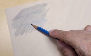 清書した下描きを水彩紙に転写するために使用するカーボン紙を自作している様子の画像。鉛筆は2B程度を使用。