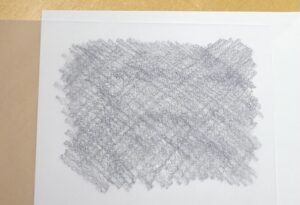 清書した下描きを水彩紙に転写するために使用するカーボン紙が完成した様子の画像。鉛筆は2B程度を使用。