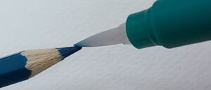 水彩色鉛筆の芯を水筆で濡らして、色鉛筆の芯を溶かしてから、水筆に色を移している所の画像