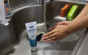 ペースト状の歯磨き粉をつけて手を洗っている写真画像。