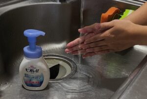 ハンドソープをつけて手をしっかりと洗っている写真画像