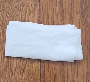 水彩色鉛筆で絵を描く際に、水筆についている水分を拭き取るティッシュの画像