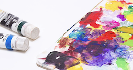 パレットに付着した絵の具の写真画像