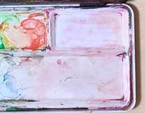 絵の具が染み込んでいるパレット。これからプラスチック消しゴムで絵の具を剥がす前の写真画像