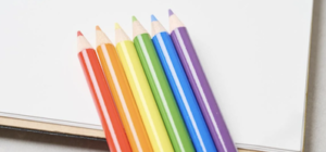 「初心者も安心！失敗しにくいお直しテクニック」を解説するセクションの挿絵。レインボーカラーで揃えた色鉛筆。