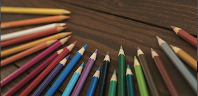 「普通の色鉛筆のように使う場合」と「水を使った時の違い」を解説するセクションの挿絵。AI画像。