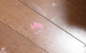 床が絵の具で汚れている写真画像