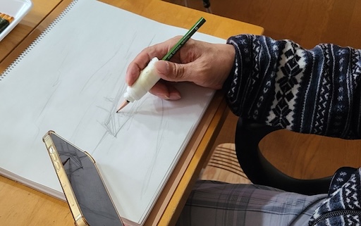 SNSの完成作品を見る一方で、自分のペースで下描きを進める絵描きの手元