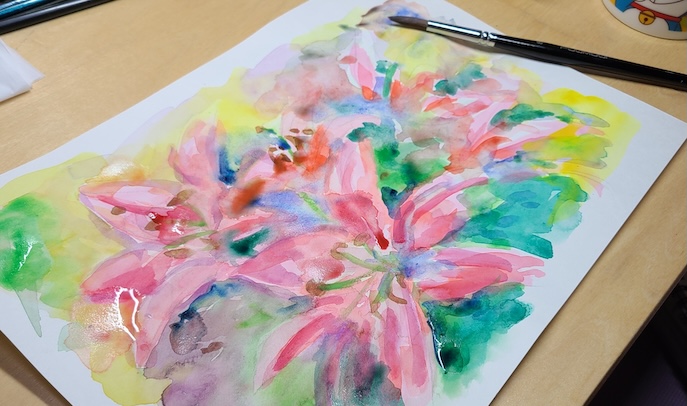 焦って描き急ぎタッチがバラバラになってしまった水彩画と、筆を置いた手元