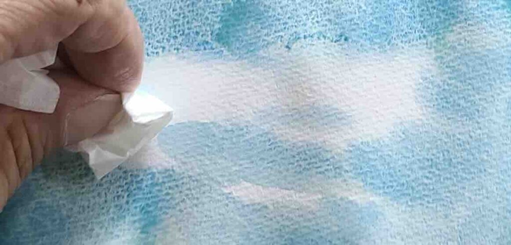 紙が濡れているうちに色を抜き、柔らかい輪郭の雲を作る工程の作例