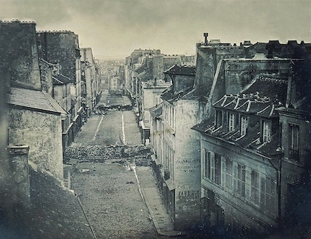  1848年6月の二月革命時、パリのサン・モール通りに築かれたバリケードのダゲレオタイプ（銀板写真）。