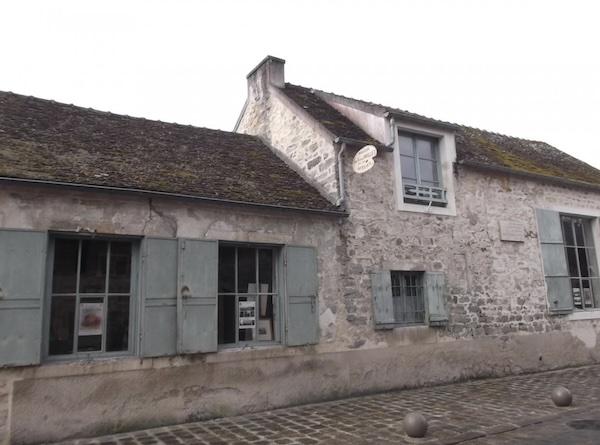 フランスのバルビゾン村にある画家ミレーの旧アトリエ兼住宅の外観。