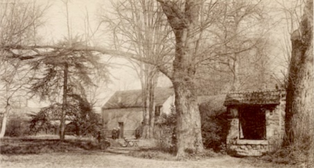 バルビゾン村にあるミレーのアトリエを庭側から見た景色。石造りの素朴な平屋と豊かな緑。