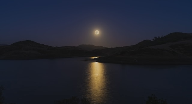 夜 水面 月明かり コントラスト