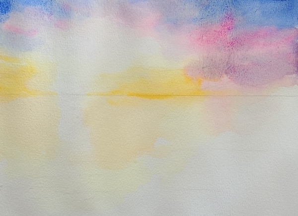 透明水彩で夕暮れの海を描く途中工程。空の色を海へ映し込みながら、サンロードの位置を残して全体の色の流れを整えている段階。