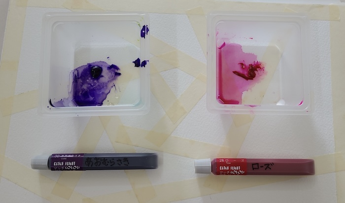 透明水彩で2色にじみを始める前に、ミニ絹豆腐のプラカップで絵の具を準備した様子