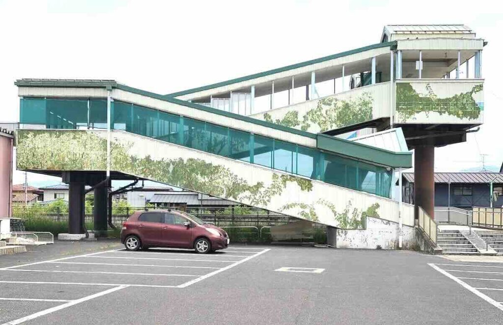 歩道橋の側面に植物模様が描かれた壁画活動の作品