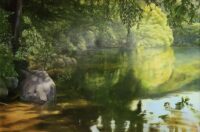 真夏の蔵王・鴫の谷地沼の静かな水面に、深い緑の木々と木漏れ日が映り込む様子を描いたP80号の油彩画