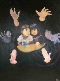 黒い宇宙的背景の中央に寄り添う二人の少女を描き、その周囲を異なる肌の色の手と糸で結んだ籠目紋または六芒星状の構成で囲んだF80号の油彩画